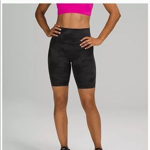 NWT Wunder Train HR Short 8”